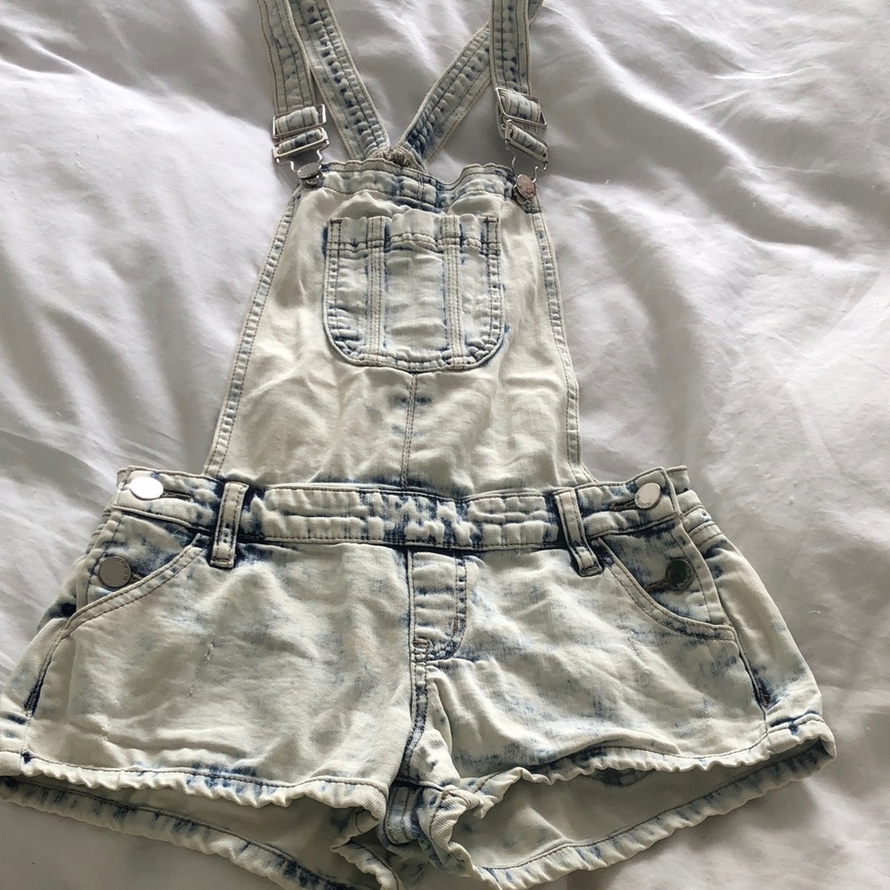 Bebe Light Wash Denim Short Overalls 24